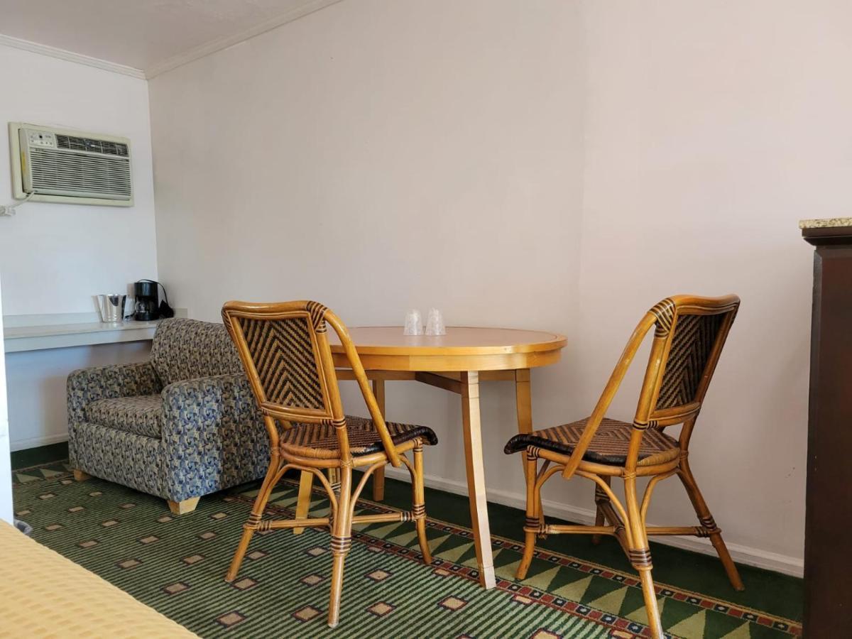 Emerald Inn & Lounge ブライス エクステリア 写真